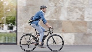 Mann fährt E-Bike