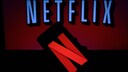 Netflix Apple Zahlung: Netflix Logo auf Smartphone vor Netflix Schriftzug