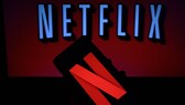 Netflix Apple Zahlung: Netflix Logo auf Smartphone vor Netflix Schriftzug