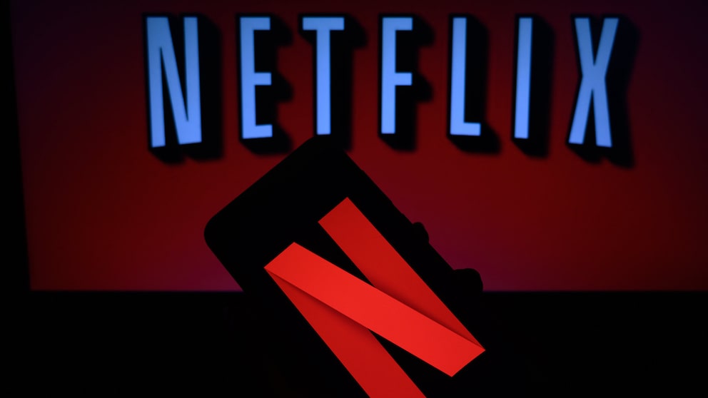 Netflix Apple Zahlung: Netflix Logo auf Smartphone vor Netflix Schriftzug