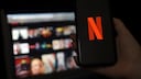 Netflix Preiserhöhung 2024: Logo des Dienstes, rotes N auf schwarz, auf einem Smartphone