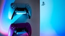 PlayStation 5 Pro 2024 Gerücht: weiße PS5 von Sony mit weißem und schwarzem Controller
