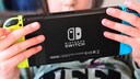 Nintendo Switch 2 2025: Mädchen spielt mit Switch-Konsole