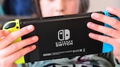 Nintendo Switch 2 2025: Mädchen spielt mit Switch-Konsole