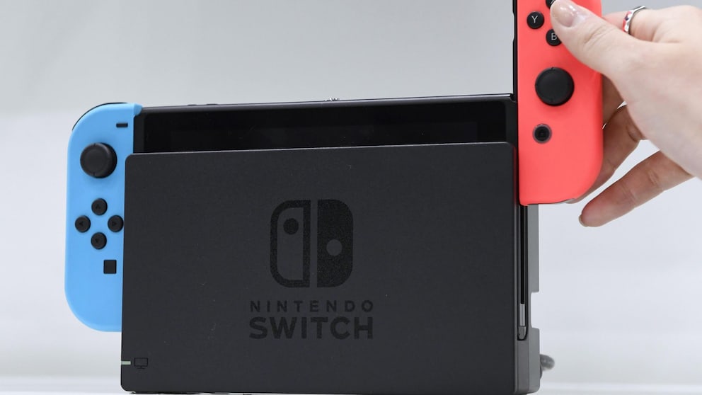 Nintendo Switch mit rot-blauen Joy-Cons in Docking Station: lohnt es sich jetzt noch, die Switch zu kaufen?