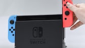 Nintendo Switch mit rot-blauen Joy-Cons in Docking Station: lohnt es sich jetzt noch, die Switch zu kaufen?