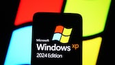Windows XP 2024 auf Smartphone mit Windows-Logo