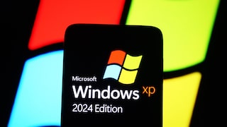 Windows XP 2024 auf Smartphone mit Windows-Logo