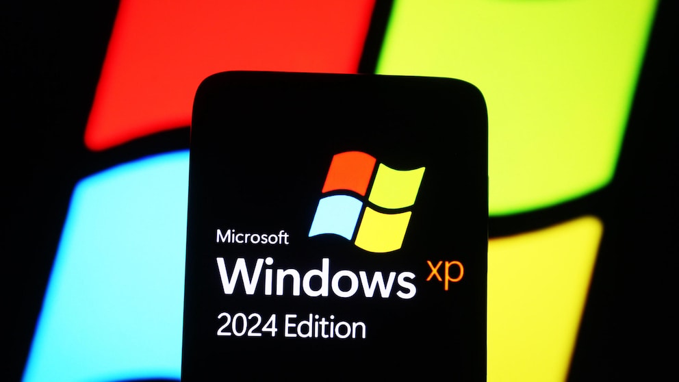 Windows XP 2024 auf Smartphone mit Windows-Logo