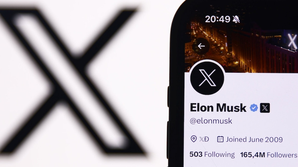 Symbolbild: Smartphone mit Elon Musks X-Account.