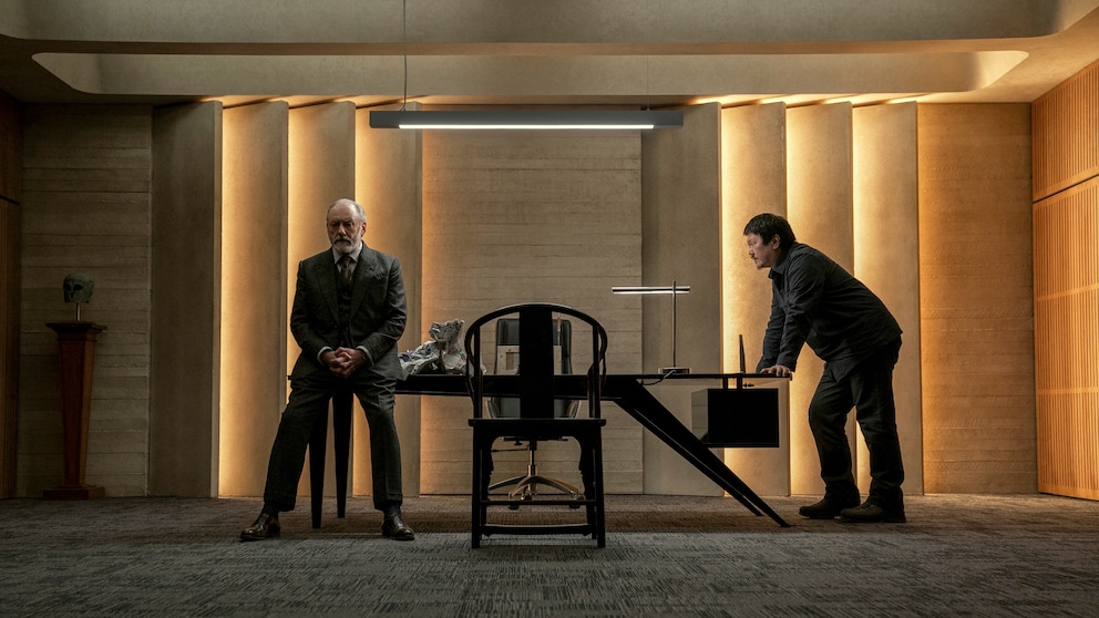 Netflix 3 Body Problem: Szene mit Liam Cunningham und Benedict Wong
