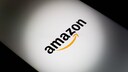 Amazon-Logo auf einem Handy-Display.