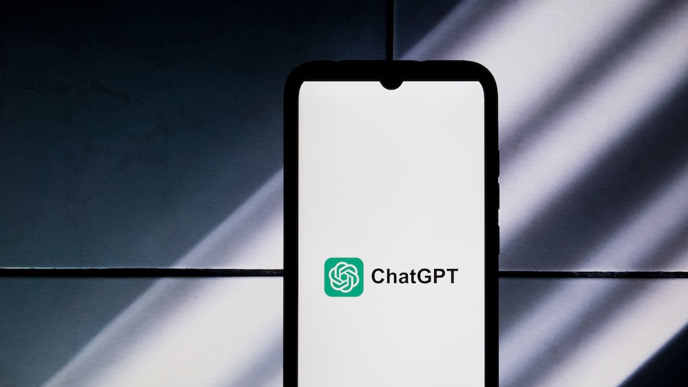 ChatGPT 1. April: Logo des Chatbots auf Smartphone
