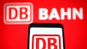 DB Streckennavigator: Logo der Deutschen Bahn im Hintergrund und auf Smartphone