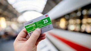 Bilder wie dieses werden bald nicht mehr möglich sein, denn die DB schafft die physische BahnCard ab.