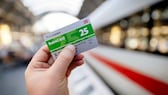 Bilder wie dieses werden bald nicht mehr möglich sein, denn die DB schafft die physische BahnCard ab.