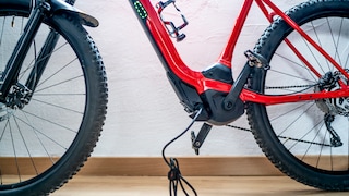 Ein E-Bike wird aufgeladen.
