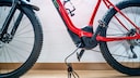Ein E-Bike wird aufgeladen.