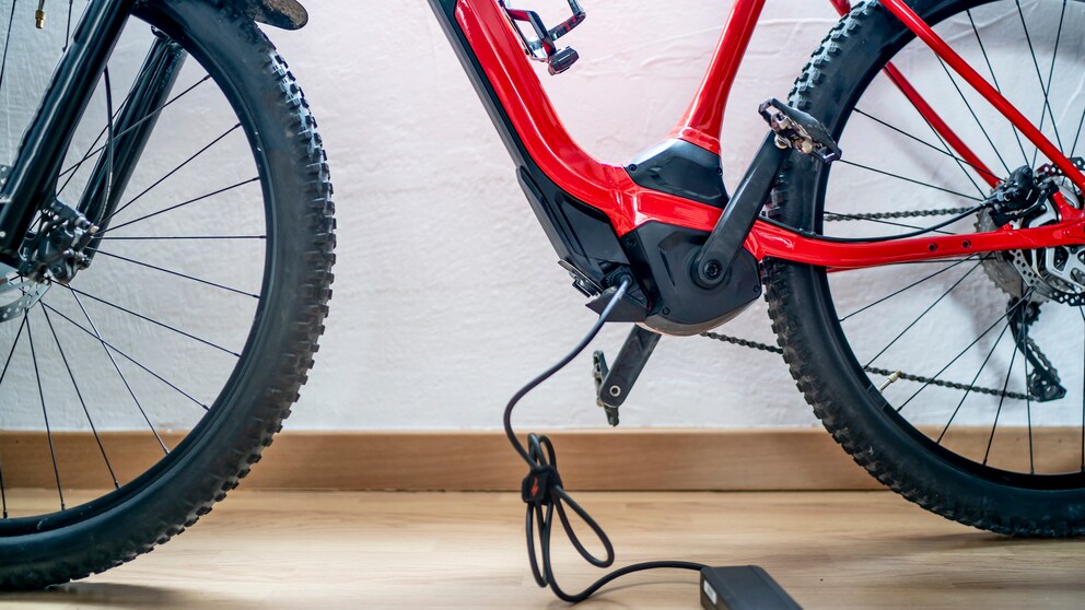 Ein E-Bike wird aufgeladen.