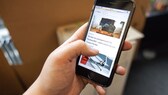 Person schaut auf den Online-Shop Galaxus auf ihrem Handy.