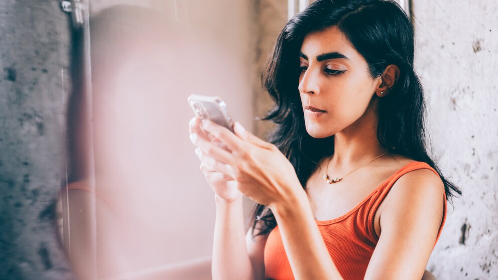 Frau nutzt eine Kalender-App