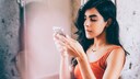 Frau nutzt eine Kalender-App