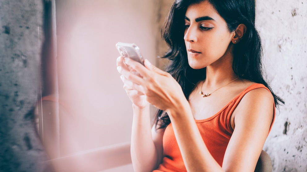 Frau nutzt eine Kalender-App