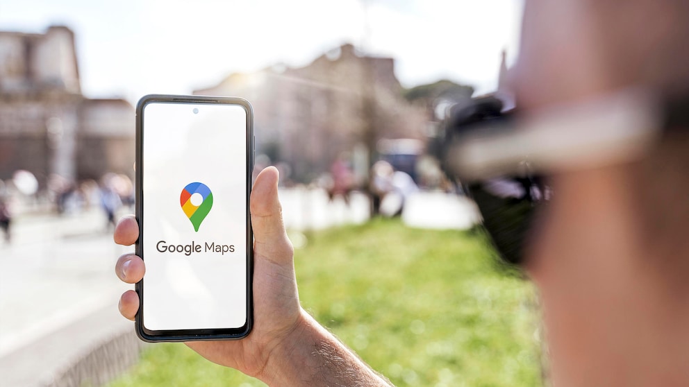Person hält Smartphone mit Google Maps in der Hand.
