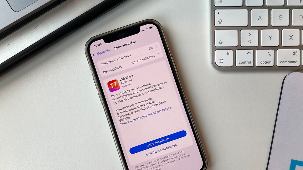iOS 17.4.1: iPhone-Update auf Smartphone, das auf einem Schreibtisch liegt