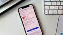 iOS 17.4.1: iPhone-Update auf Smartphone, das auf einem Schreibtisch liegt