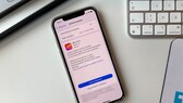 iOS 17.4.1: iPhone-Update auf Smartphone, das auf einem Schreibtisch liegt