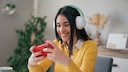 Frau spielt ein Mobile Game auf dem iPhone