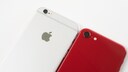 iPhone SE 4 Design: weißes iPhone 6 neben rotem iPhone SE 3 (2022)
