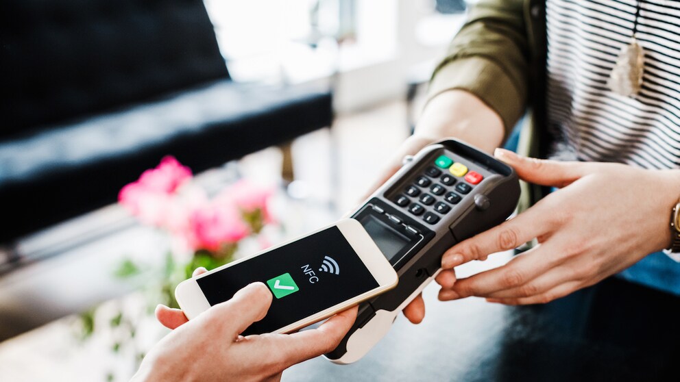 Symbolbild: Close up vom Bezahlvorgang mit einem Smartphone per NFC