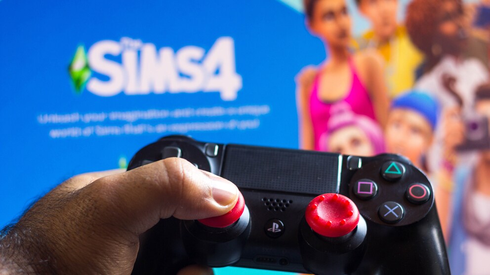 Sims 4 mit Konsolen-Controller