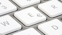 Anders als bei der haptischen Tastatur sind die Sonderzeichen dem Smartphone-Keyboard oft gut versteckt