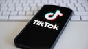Handy mit TikTok-Logo auf einem Tisch.