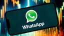 Smartphone mit dem WhatsApp-Logo auf dem Display.