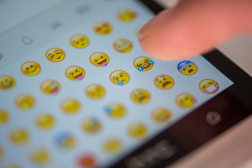 WhatsApp führt mit Unicode 15.1 neue Emojis ein - TECHBOOK