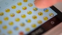 Symbolbild: Nahaufnahme der Emoji-Tastatur von WhatsApp