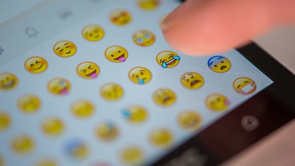 Symbolbild: Nahaufnahme der Emoji-Tastatur von WhatsApp