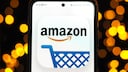Amazon-Logo mit Einkaufswagensymbol auf einem Handy.