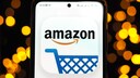 Amazon-Logo mit Einkaufswagensymbol auf einem Handy.