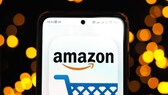 Amazon-Logo mit Einkaufswagensymbol auf einem Handy.