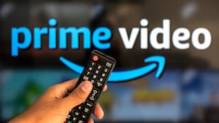 Person hält Fernbedienung in der Hand, dahinter das Logo für Amazon Prime Video.