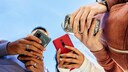 Apps nutzerfreundlich: Low-Angel-Sicht auf drei Personen mit Smartphones