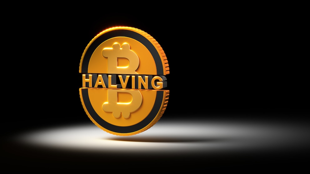 Bitcoin mit Halving-Schriftzug vor schwarzem Hintergrund