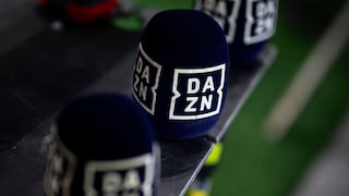 Mehrere Mikrofone von DAZN aufgereiht.