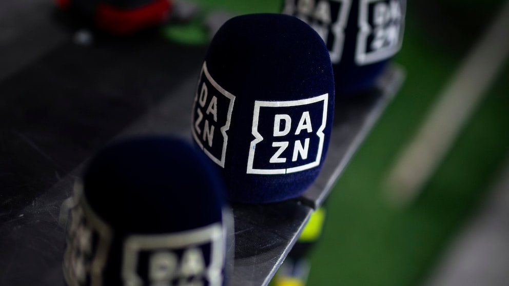 Mehrere Mikrofone von DAZN aufgereiht.