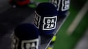 Mehrere Mikrofone von DAZN aufgereiht.